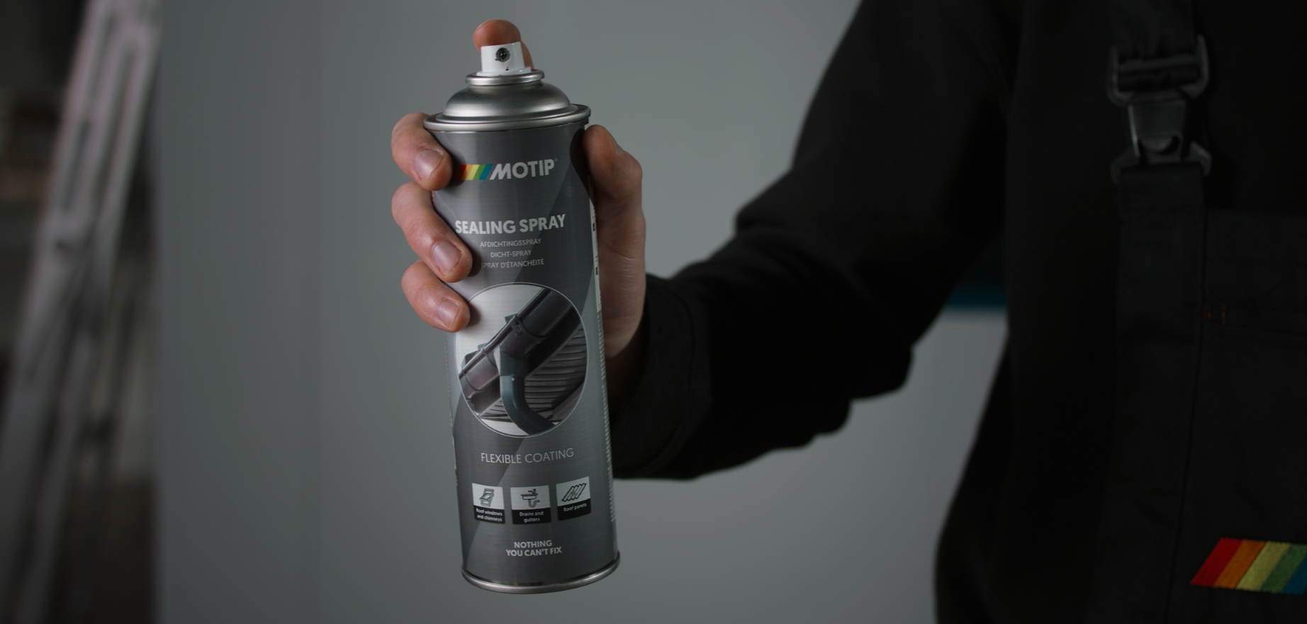 Герметизирующий спрей MOTIP Sealing Spray на поверхности