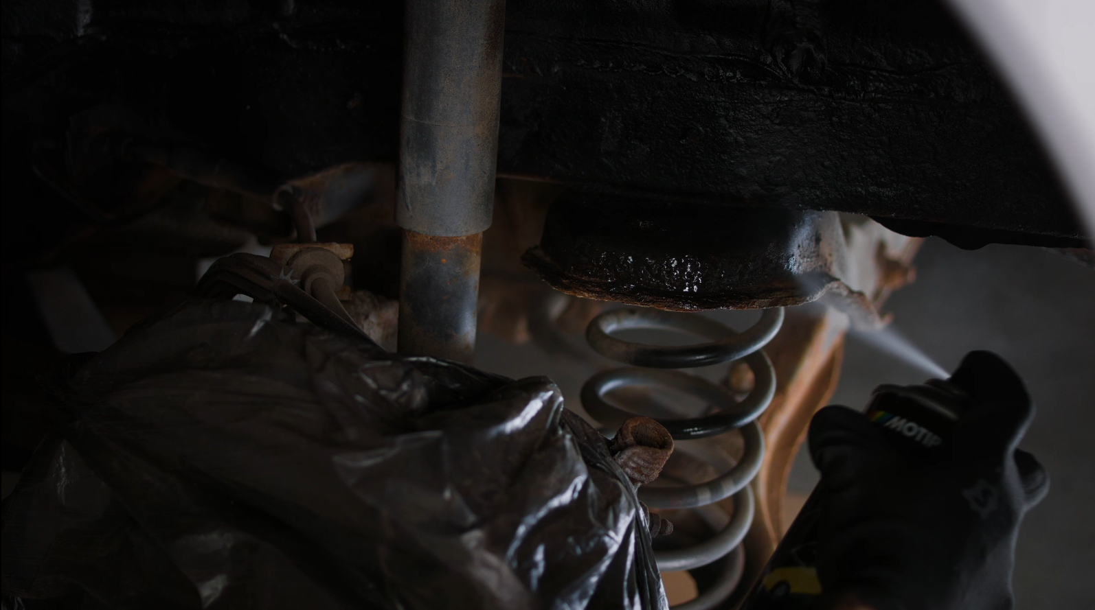Нанесение воскового покрытия MOTIP Waxcoating на днище